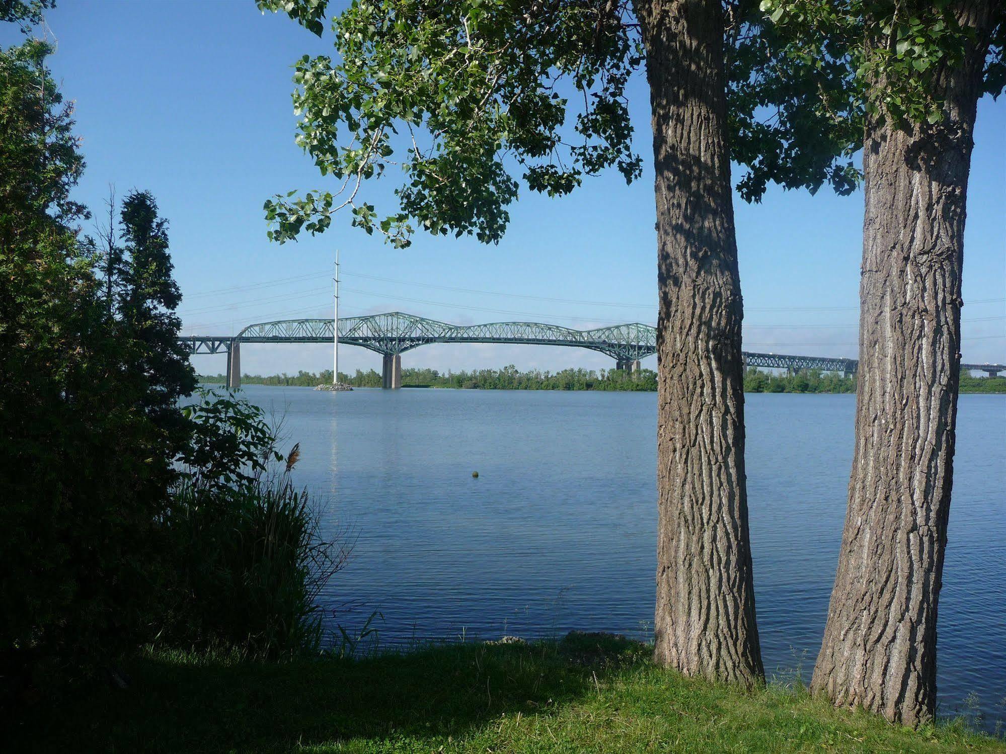 Motel Du Fleuve Brossard Eksteriør billede