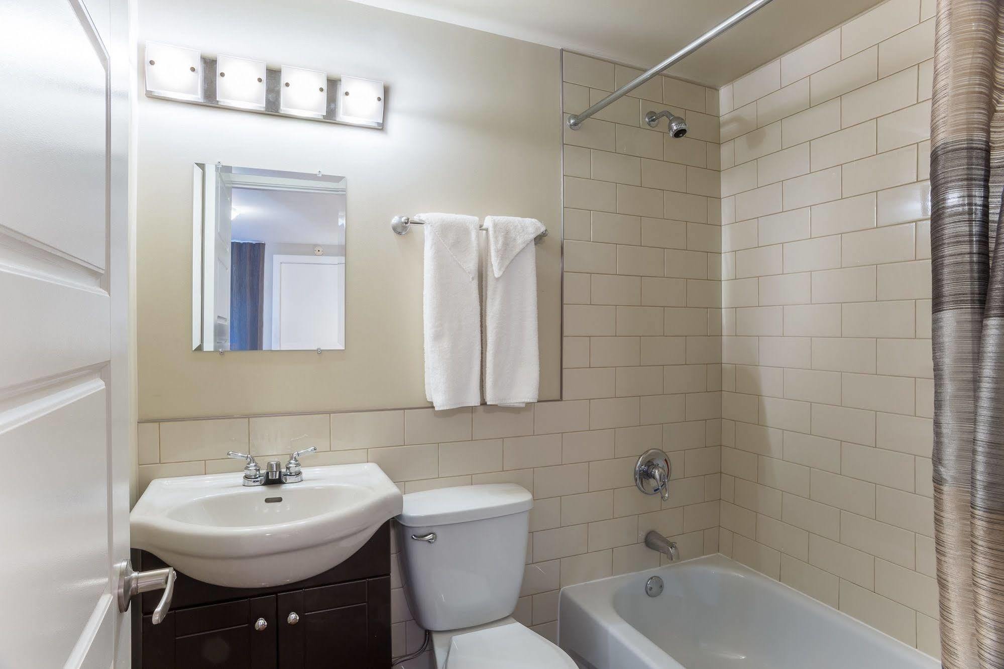 Motel Du Fleuve Brossard Eksteriør billede