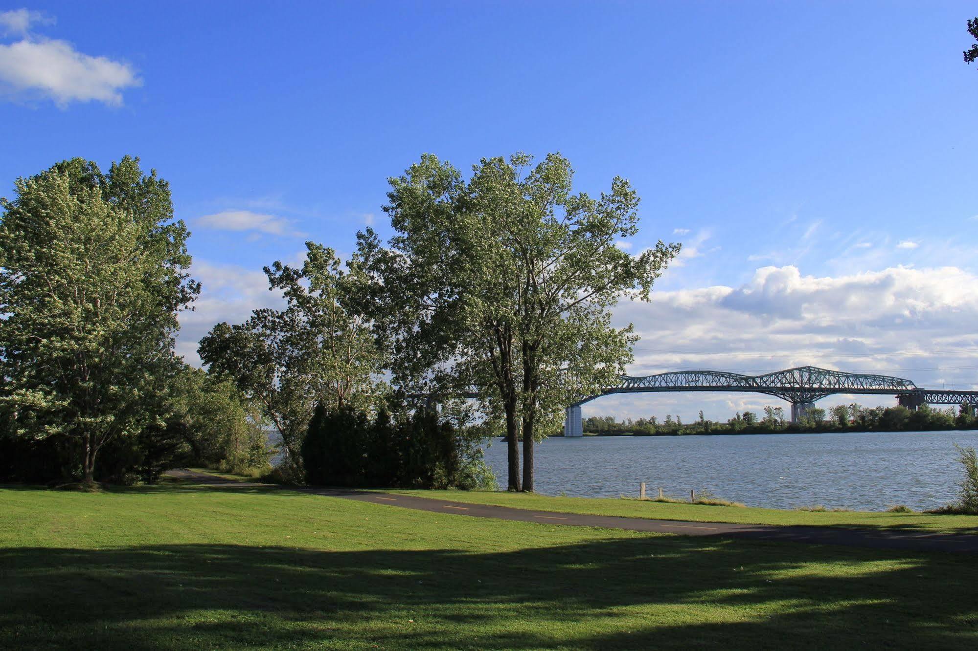 Motel Du Fleuve Brossard Eksteriør billede