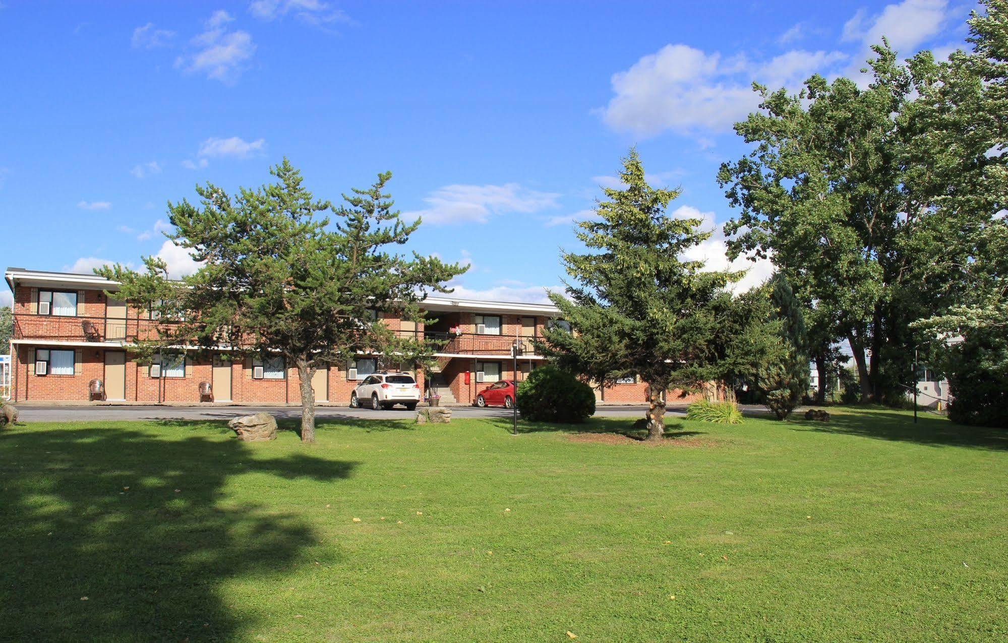 Motel Du Fleuve Brossard Eksteriør billede